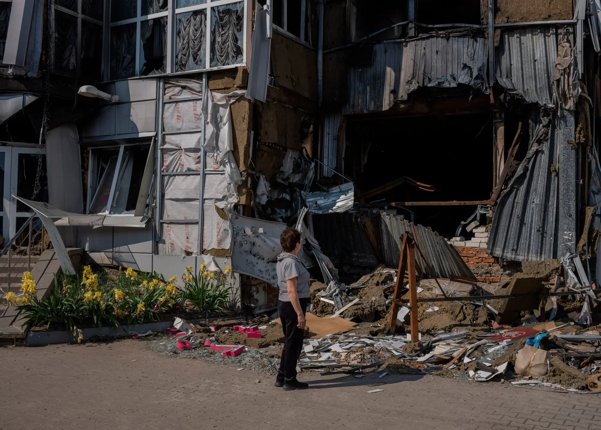 Валентина оглянула руїни магазину, що постраждав від обстрілів, у російському Грайвороні.